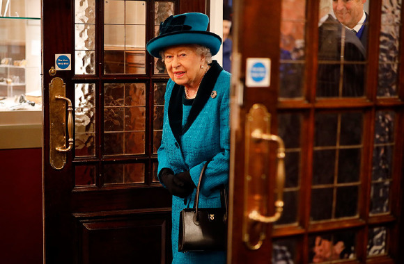 Kraliçe Elizabeth: Tamam mı? Devam mı? Kraliçe Elizabeth: Tamam mı? Devam mı?